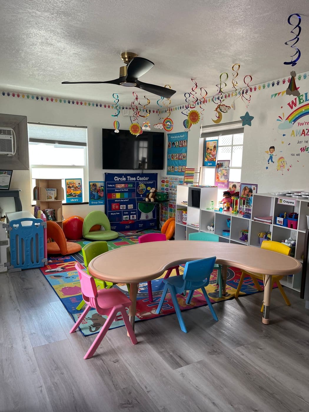 Sala de círculo con mesa y sillas de colores